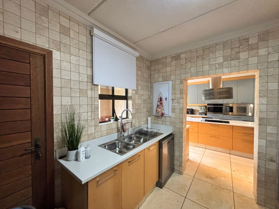 5 Bedroom Property for Sale in Grimbeeck Park North West